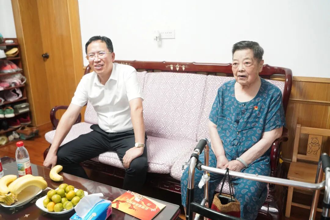 公司党委书记、董事长程治华.JPG