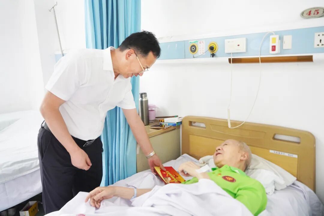公司党委书记、董事长程治华2.JPG