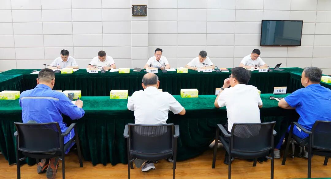 主席台.jpg 主席台.jpg